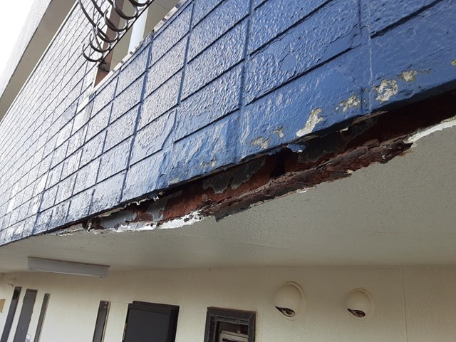 雨水の浸入で下地が腐食している軒天